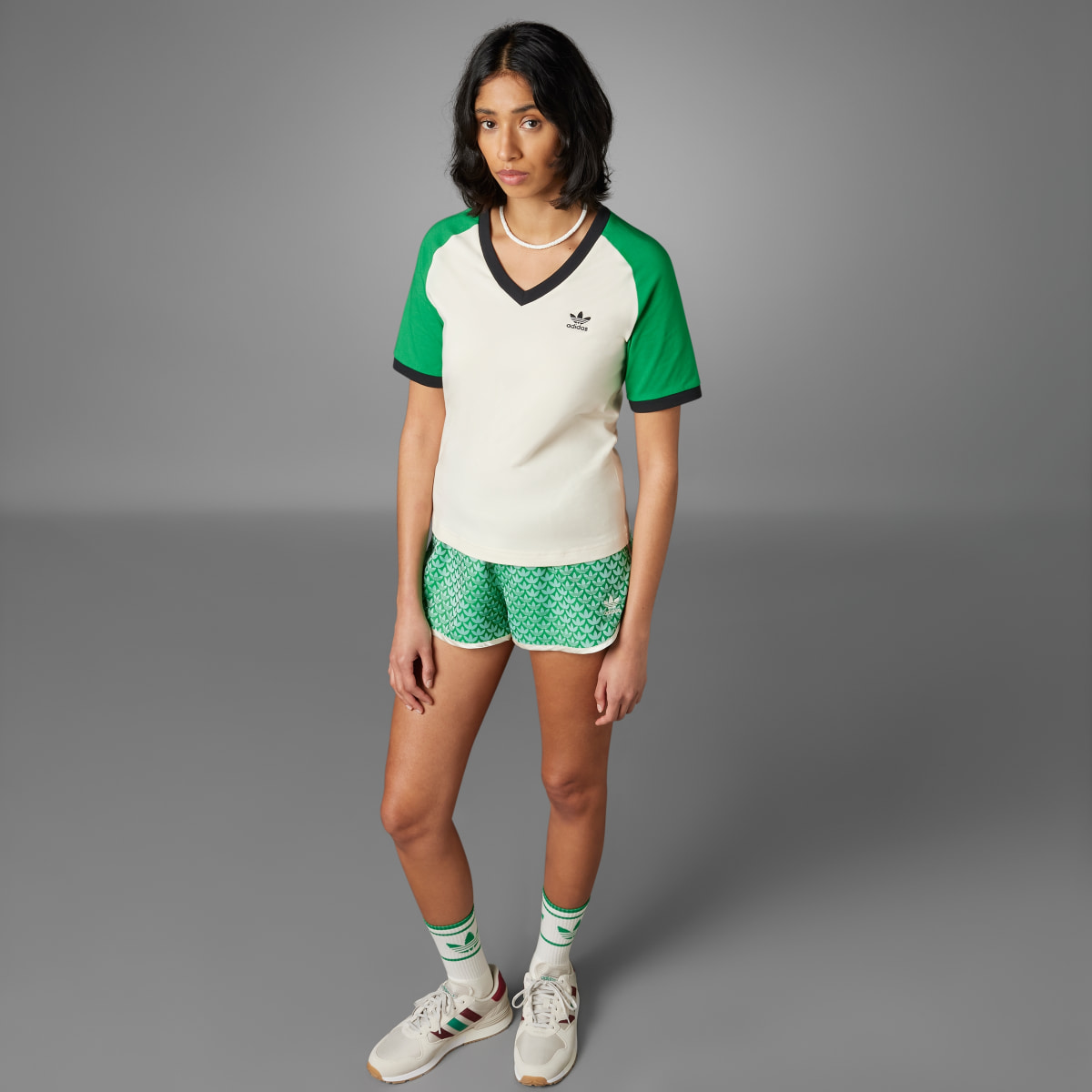 Adidas T-shirt à col en V Adicolor 70s Cali. 7 Adidas T-shirt à col en V Adicolor 70s Cali. 7