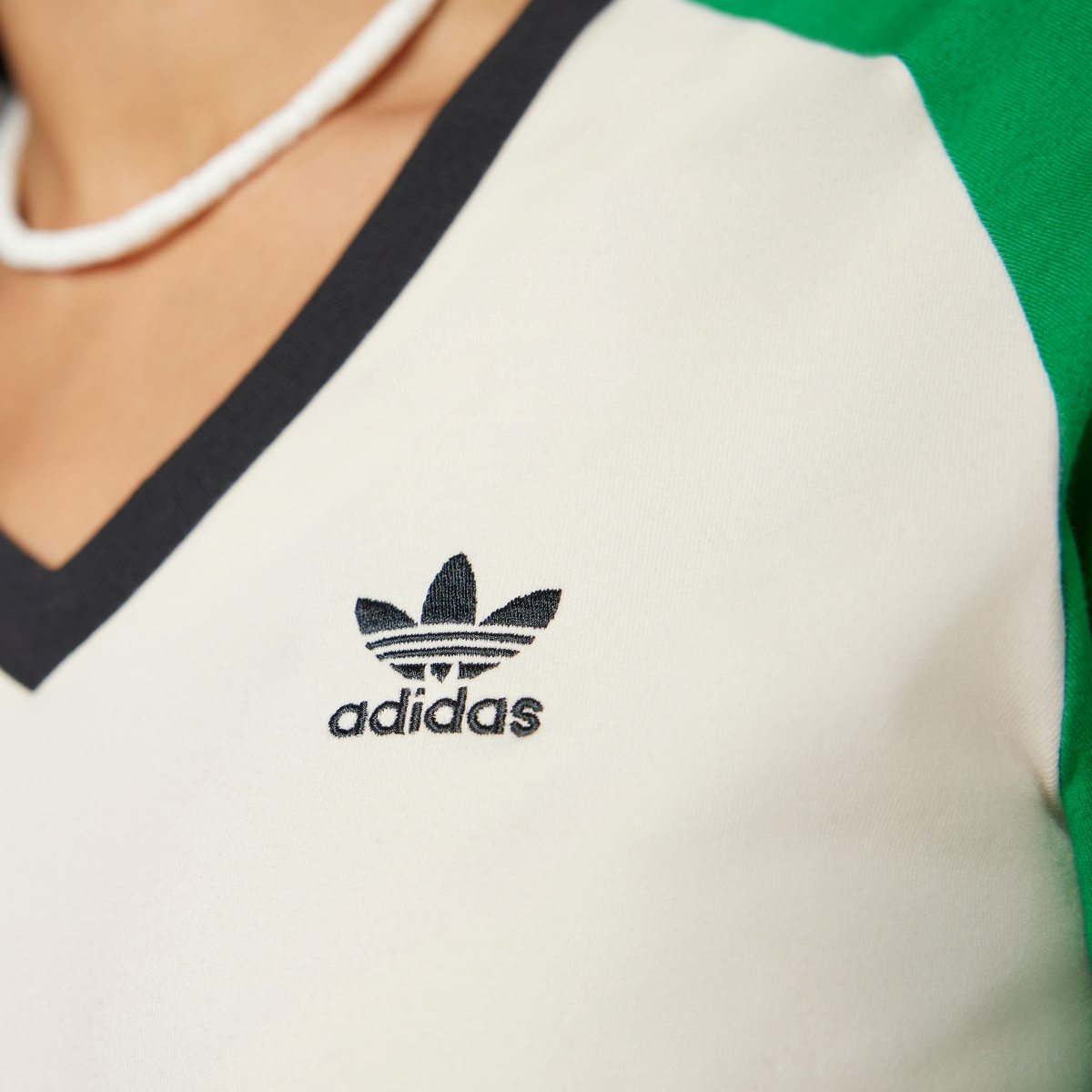 Adidas T-shirt à col en V Adicolor 70s Cali. 8 Adidas T-shirt à col en V Adicolor 70s Cali. 8