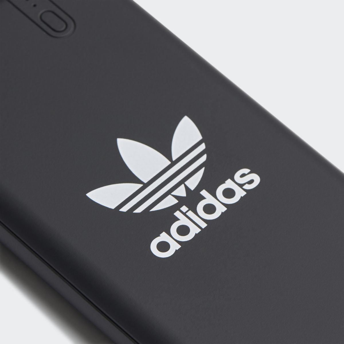 Adidas Powerbank. 4