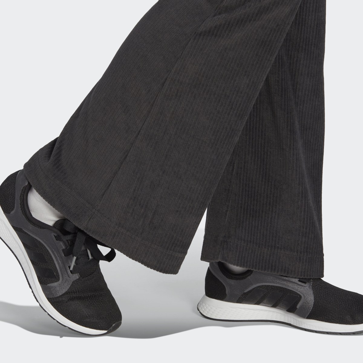 Adidas Pantalon évasé en velours côtelé Hyperglam. 6
