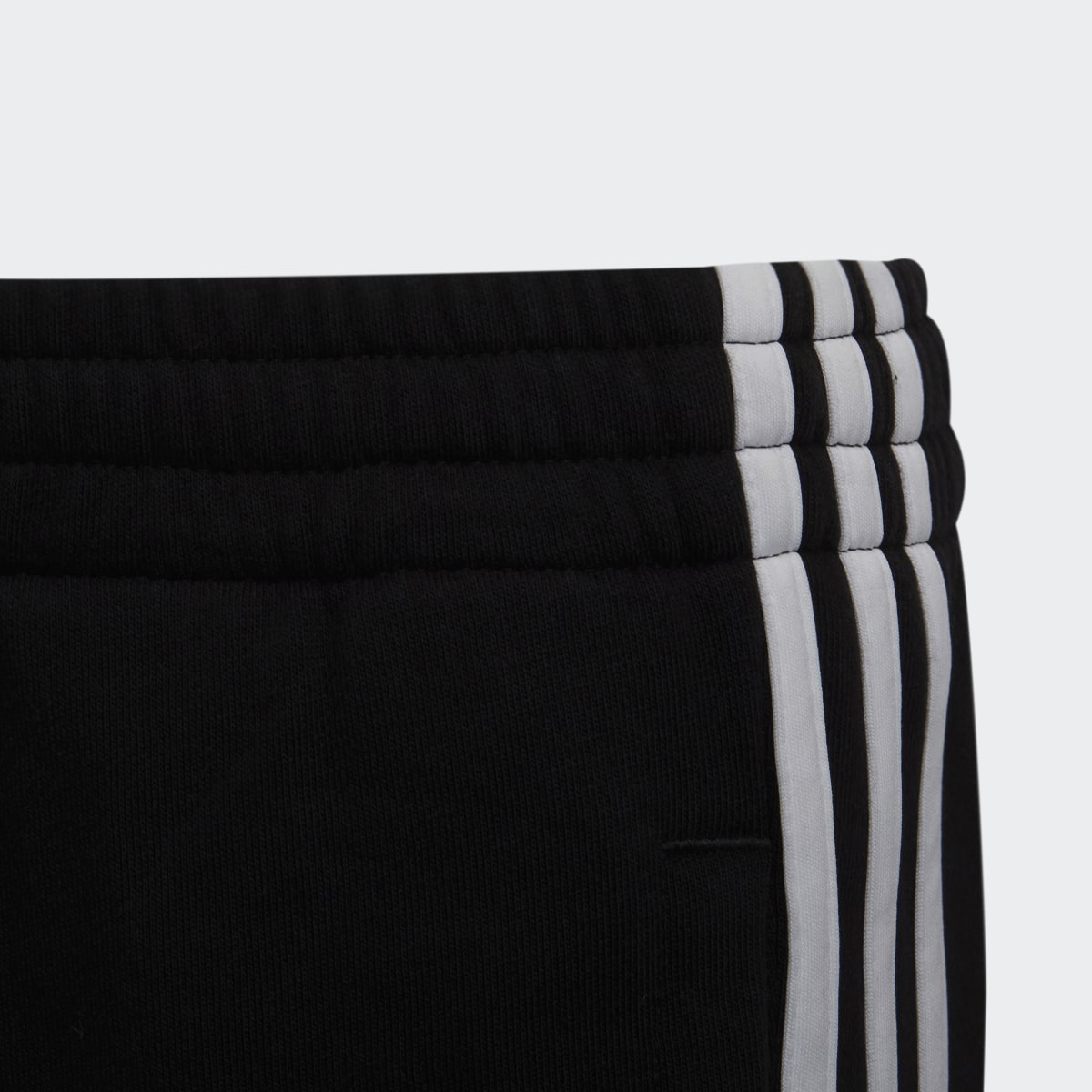 Adidas Essentials 3-Streifen Shorts. 5