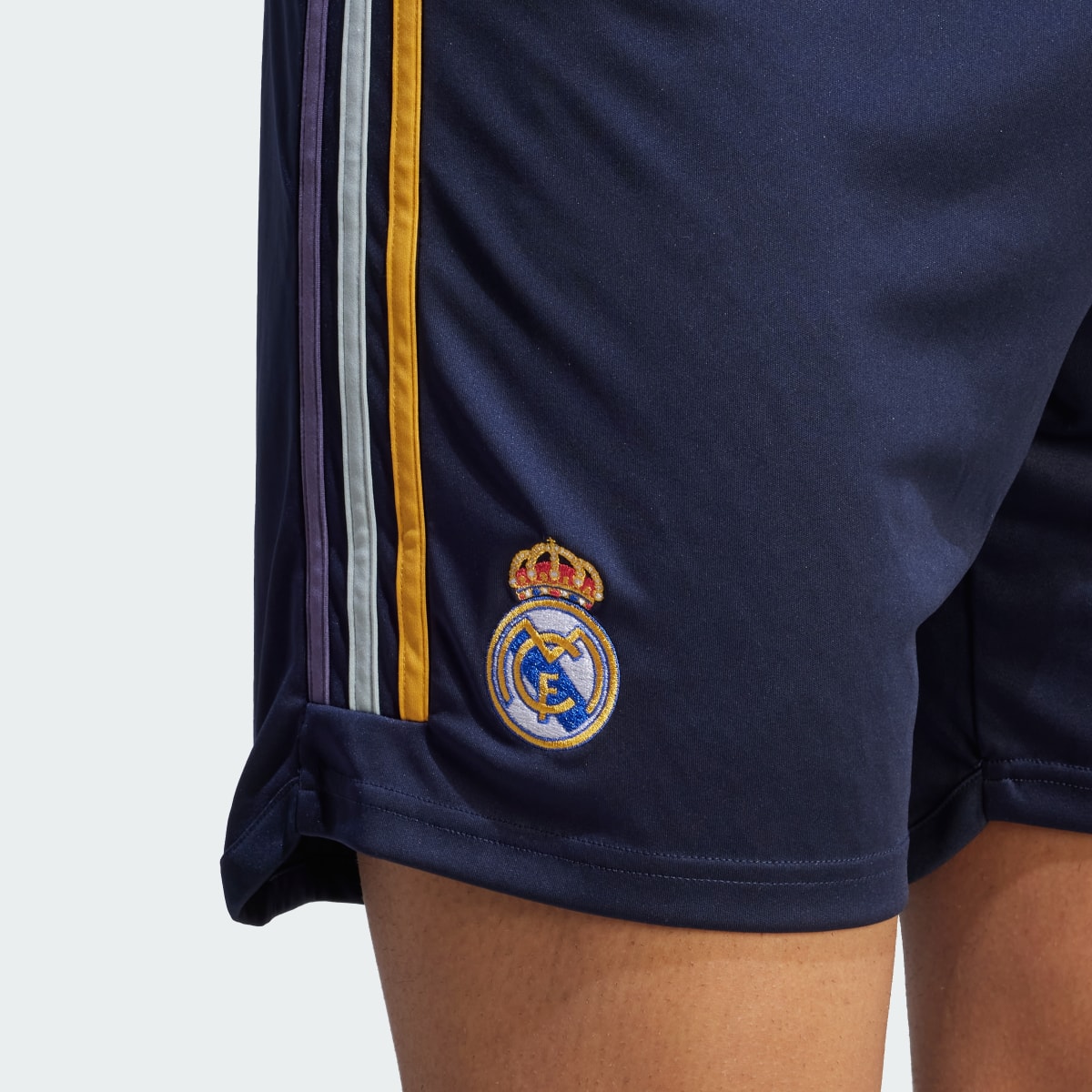 Adidas Pantalón corto segunda equipación Real Madrid 23/24. 5