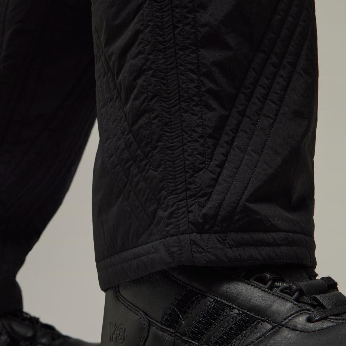 Adidas QUILTED PANTS. 6