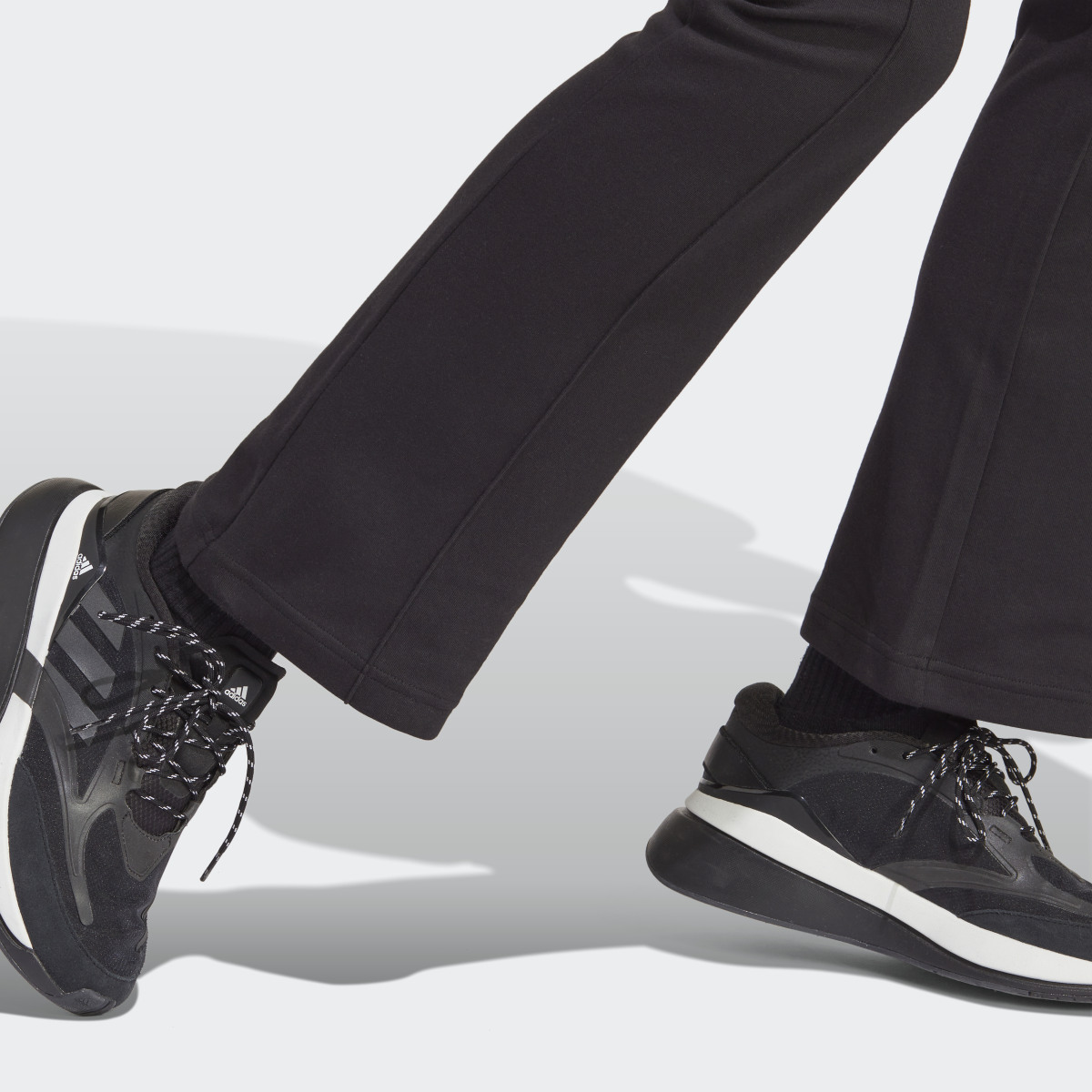 Adidas Pantalon taille haute avec jambes évasées et imprimé adidas intégral. 6