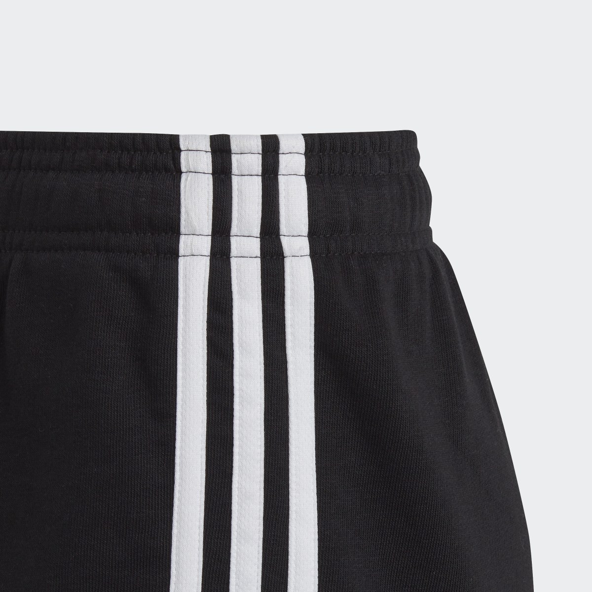 Adidas Essentials 3-Streifen Shorts. 5