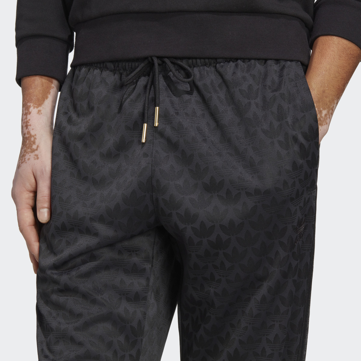 Adidas Pantalon de survêtement à motif monogramme. 5