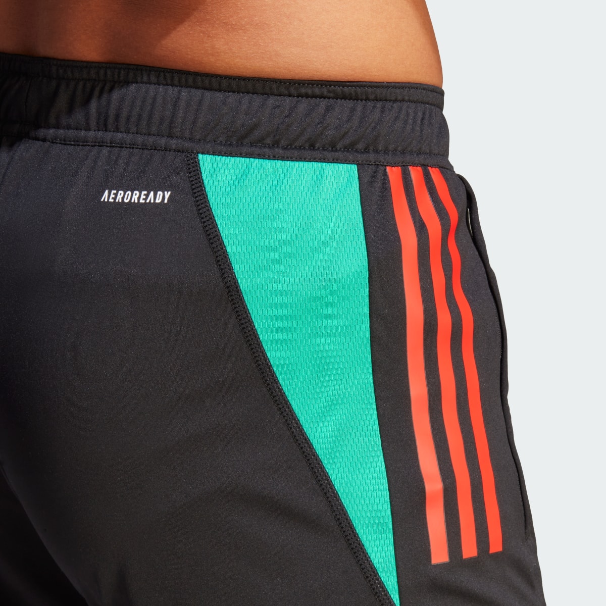 Adidas Short d'entraînement Manchester United Tiro 23. 6