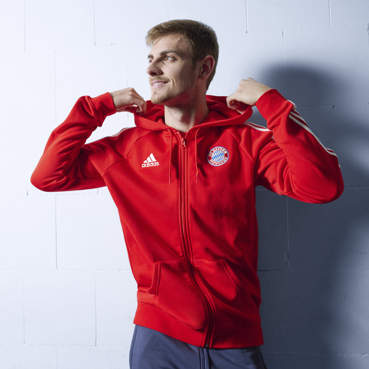 Adidas Chaqueta con capucha FC Bayern DNA. 7