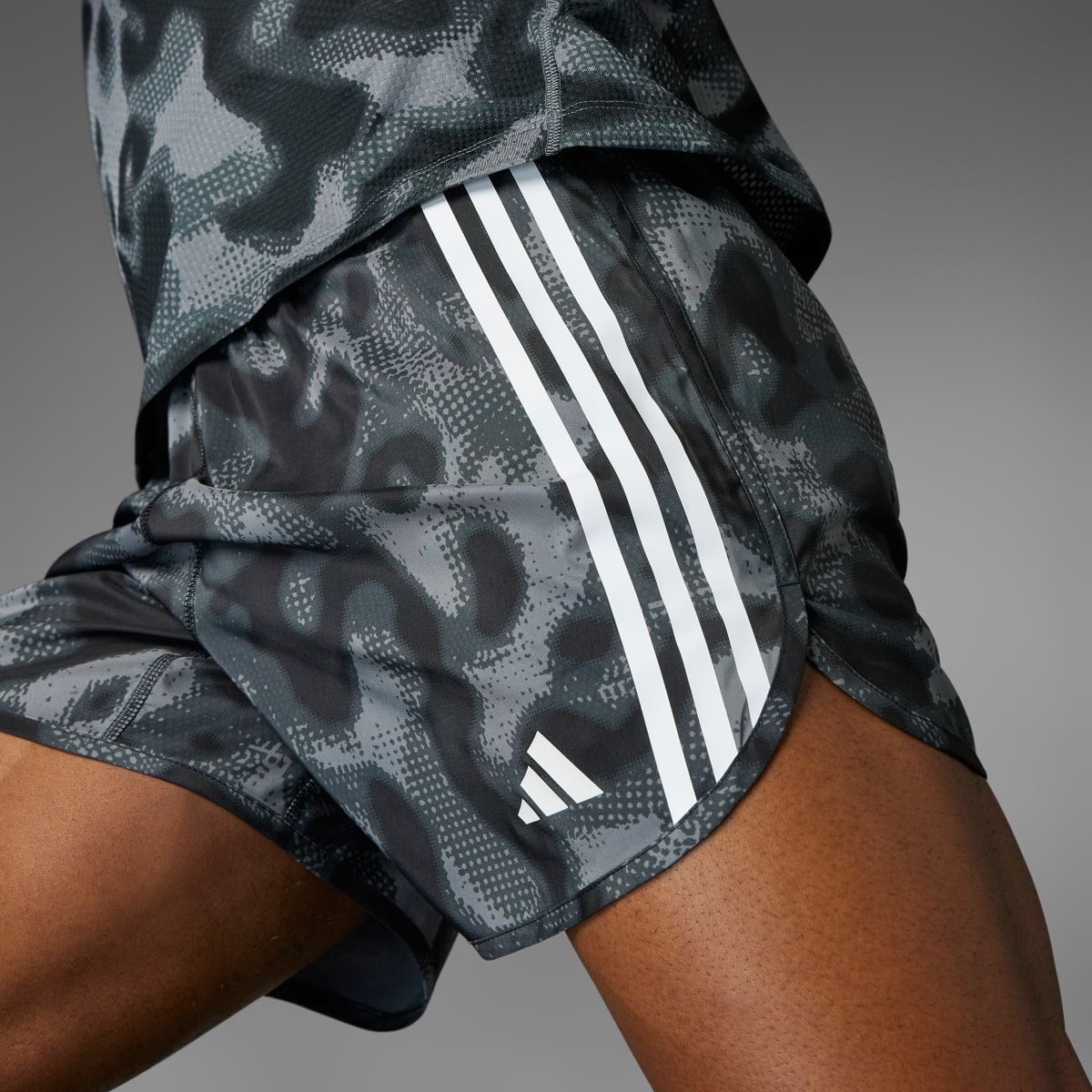 Adidas Own the Run 3-Streifen Allover Print Shorts. 4