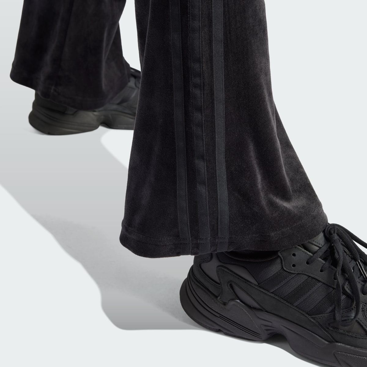 Adidas Pantaloni Crushed Velvet Flared. 5