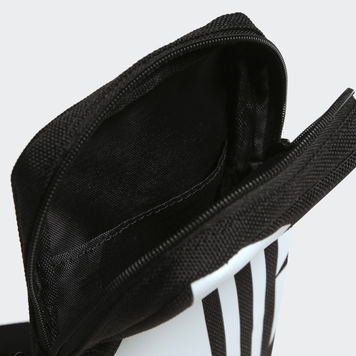 Adidas Universal Pouch. 5