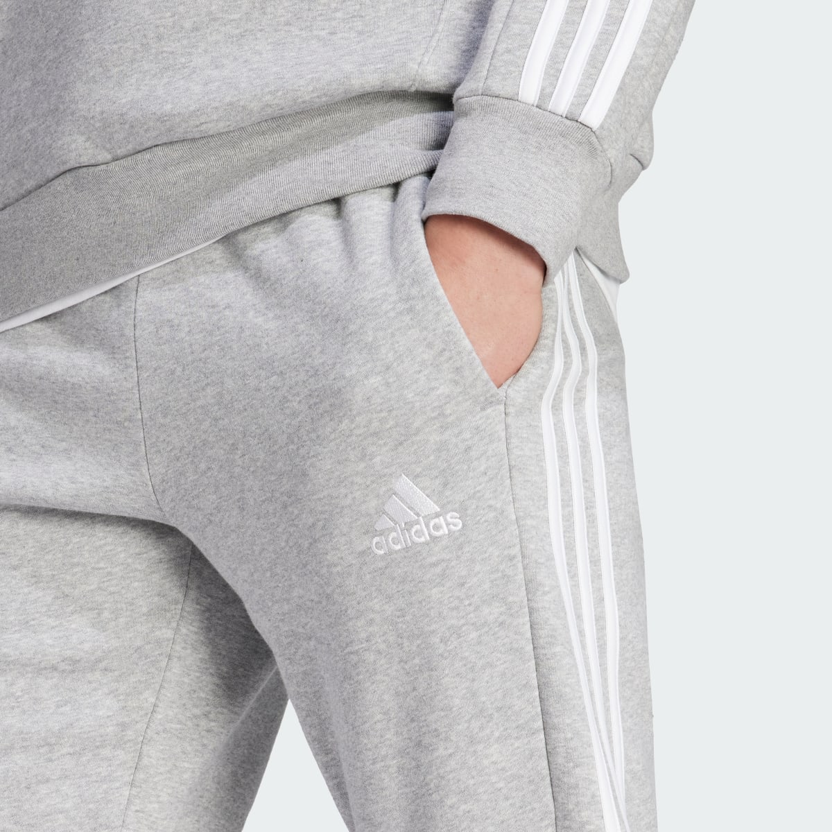 Adidas Calças Afuniladas em Fleece 3-Stripes Essentials. 5