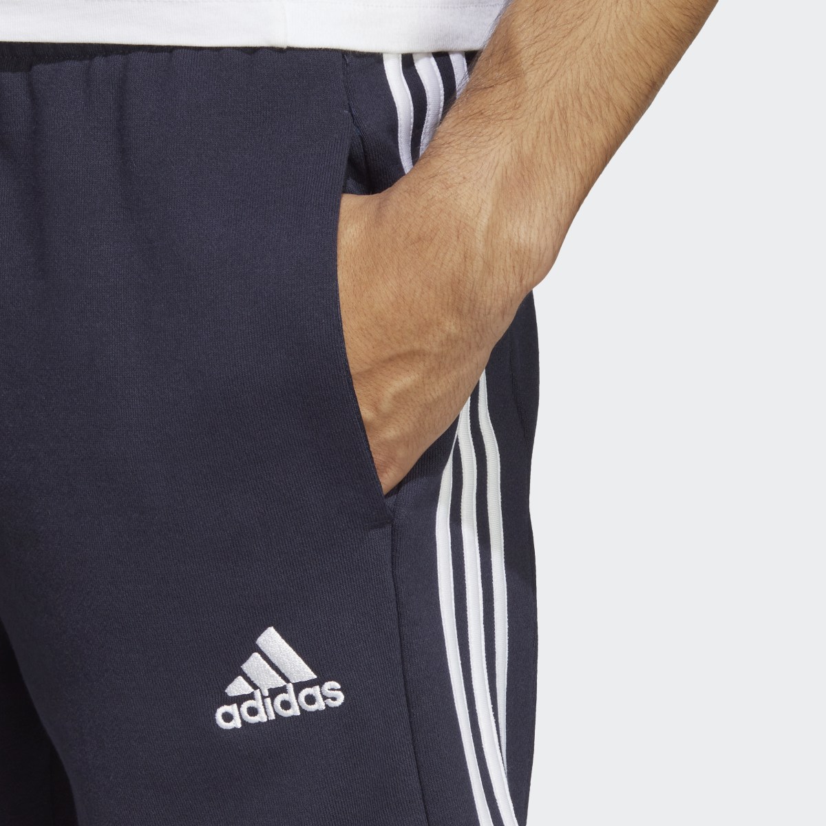Adidas Essentials French Terry 3-Streifen Shorts. 5
