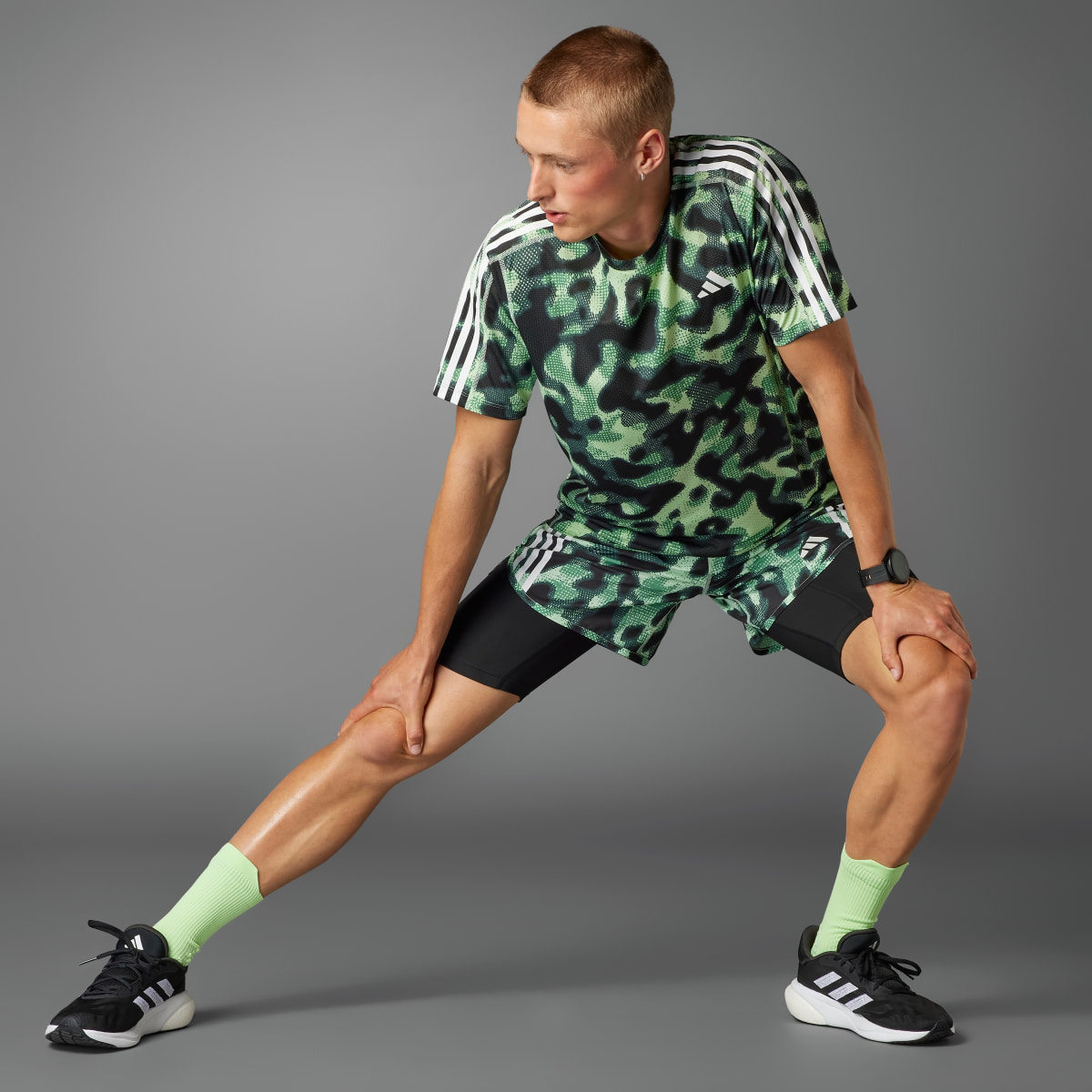 Adidas Own the Run 3-Streifen Allover Print T-Shirt. 4