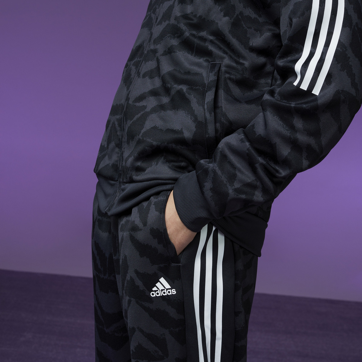 Adidas Tiro Suit-Up Trainingsjacke. 11