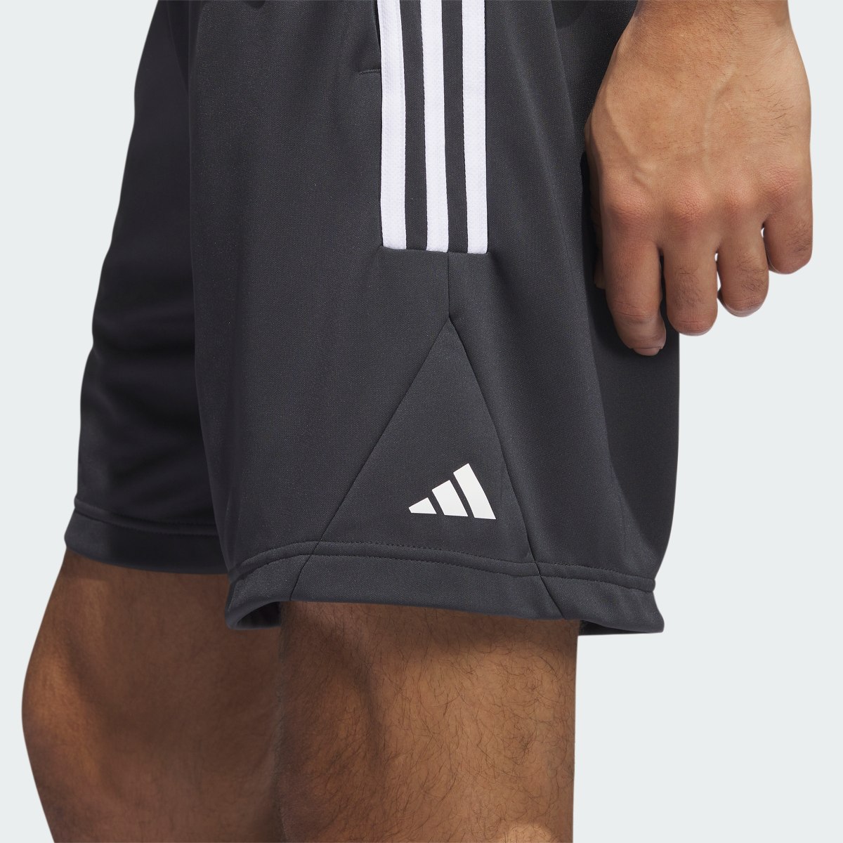 Adidas Shorts de Básquet Legends 3 Franjas. 5