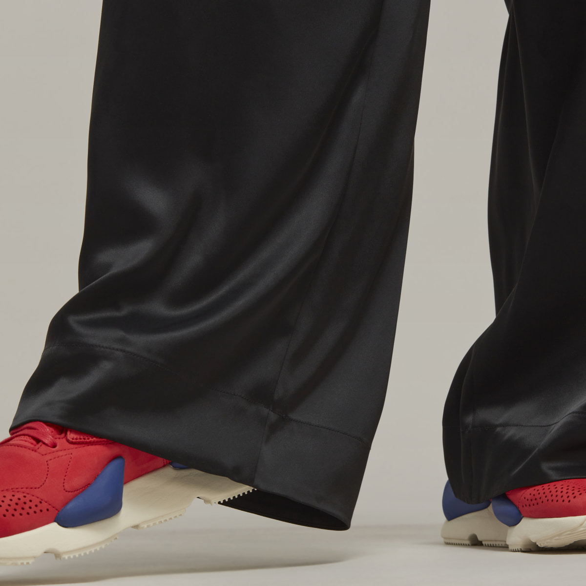 Adidas Y-3 Tech Silk Wide-Leg Hose. 8