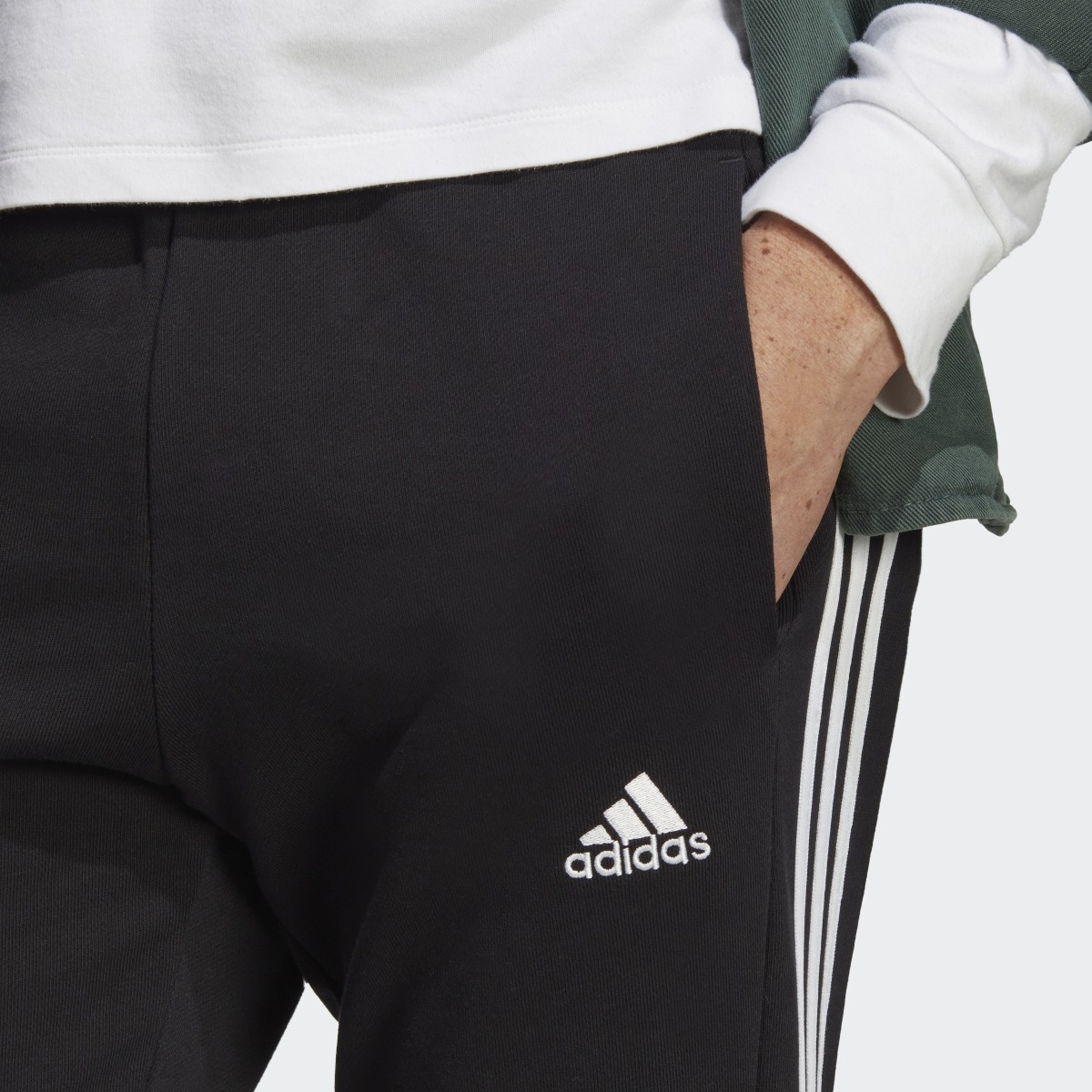 Adidas Pantaloni Essentials French Terry Tapered Elastic Cuff 3-Stripes. 5