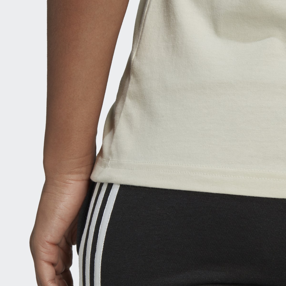 Adidas Playera LOUNGEWEAR Essentials Logo. 7