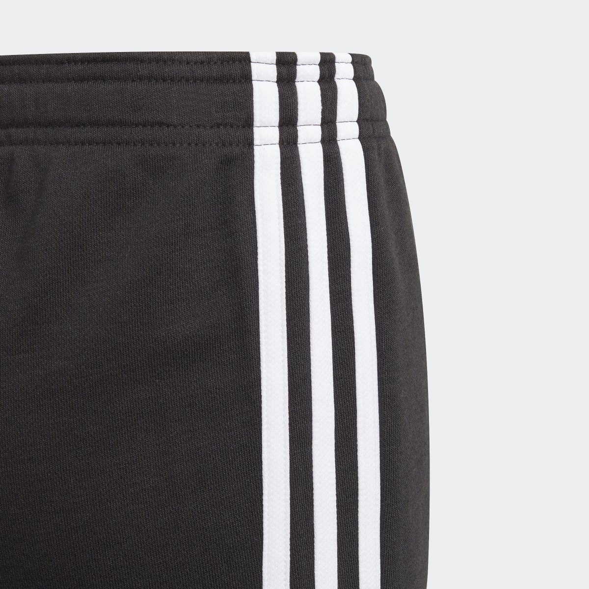 Adidas Essentials 3-Streifen Shorts. 4