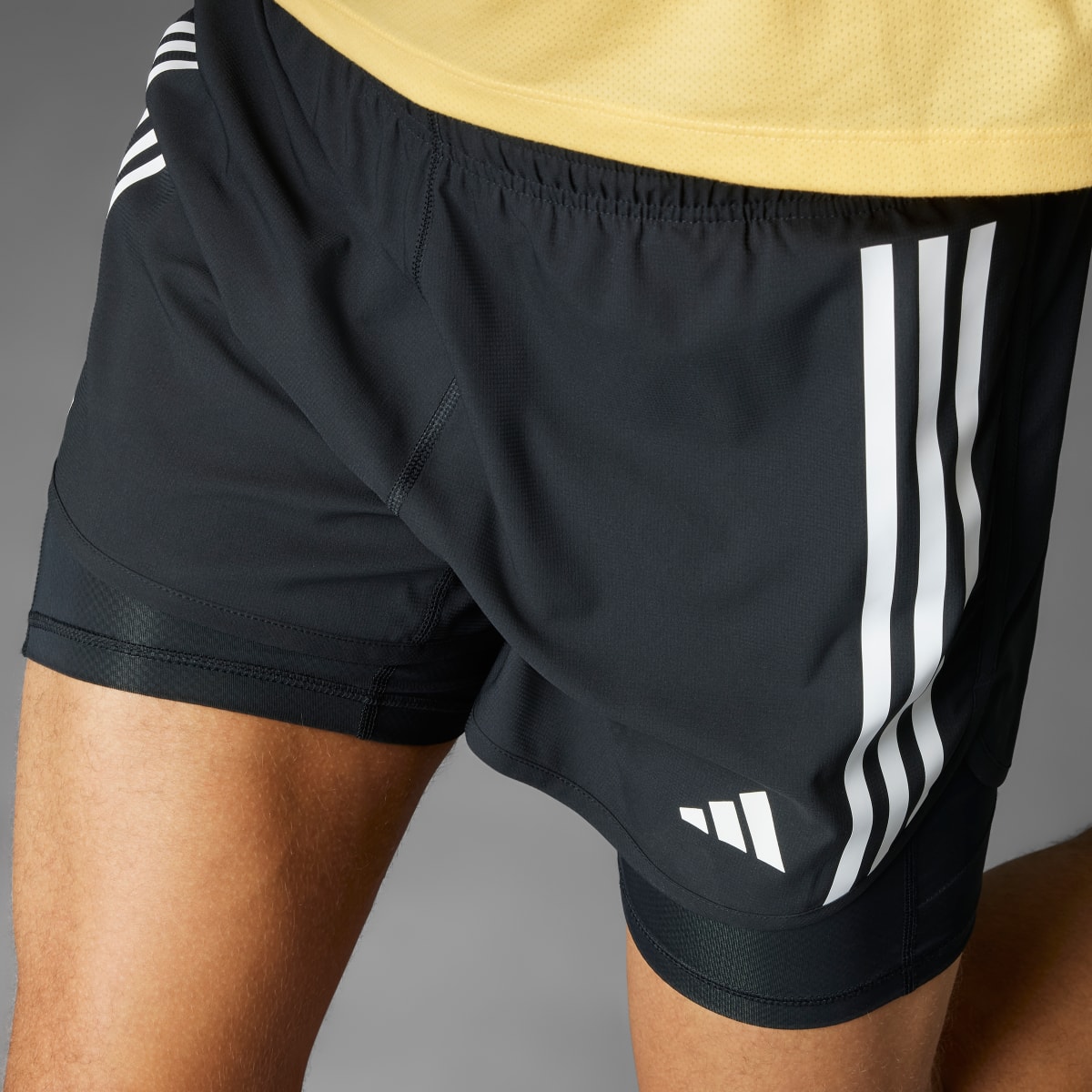 Adidas Own the Run 3-Streifen 2-in-1 Shorts. 4