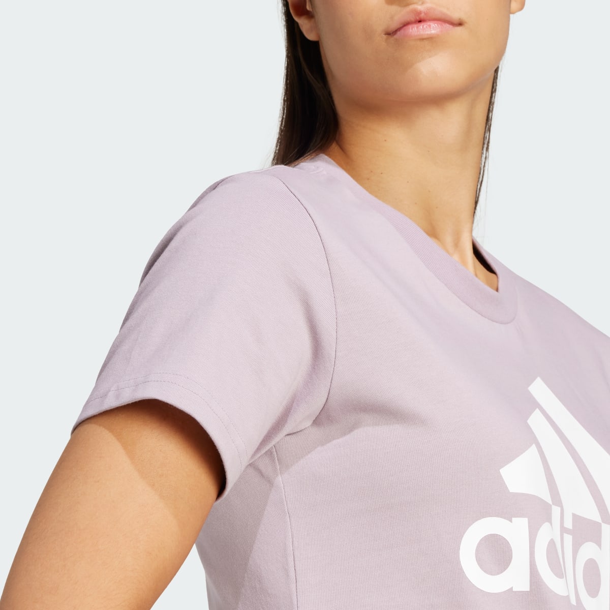 Adidas Playera LOUNGEWEAR Essentials Logo. 7