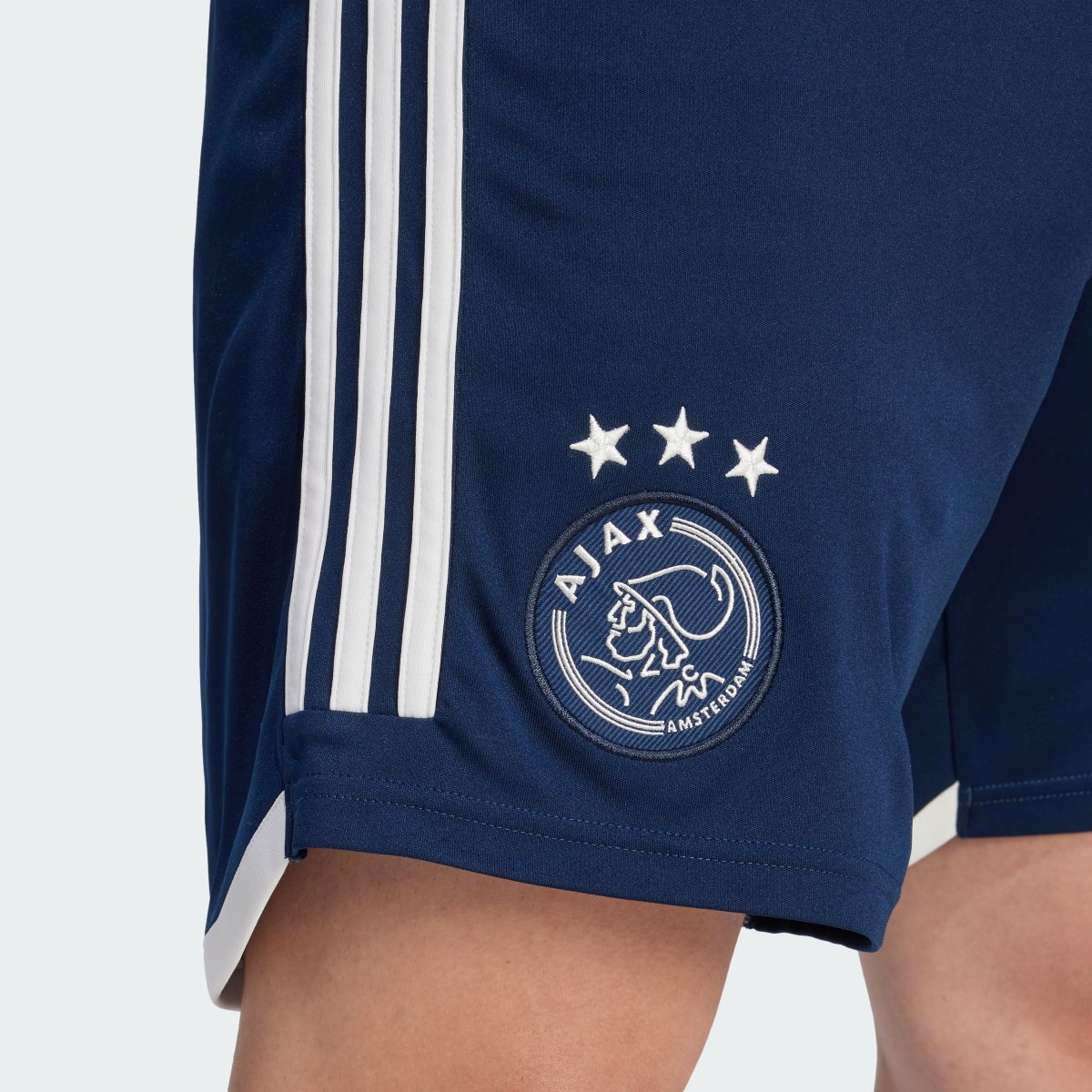 Adidas Ajax 23/24 Auswärtsshorts. 6