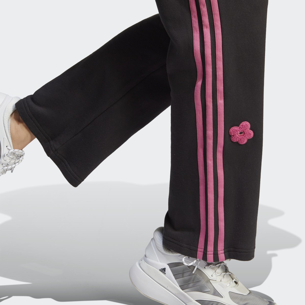 Adidas Pantaloni 3-Stripes High Rise Joggers with Chenille Flower Patches. 6