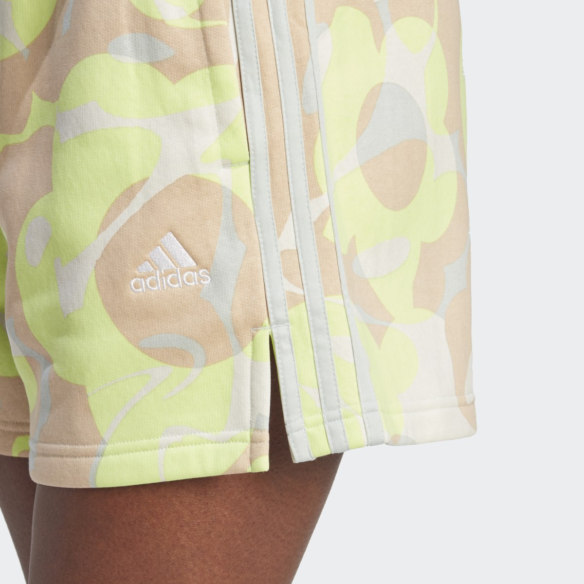 Adidas Shorts Estampado Floral 3 Franjas Tela Fleece. 6