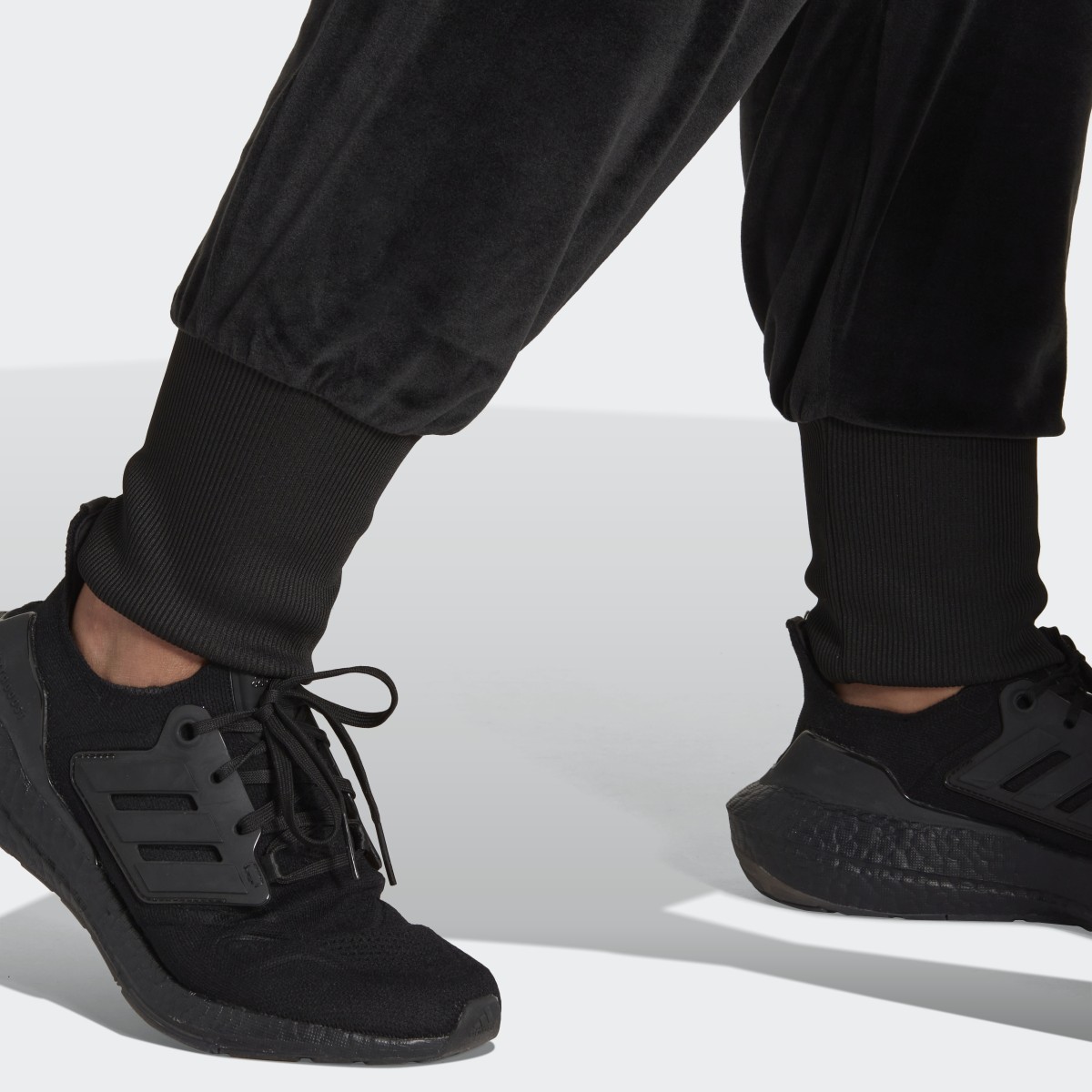 Adidas Holidayz Cozy Velour Jogginghose – Große Größen. 7