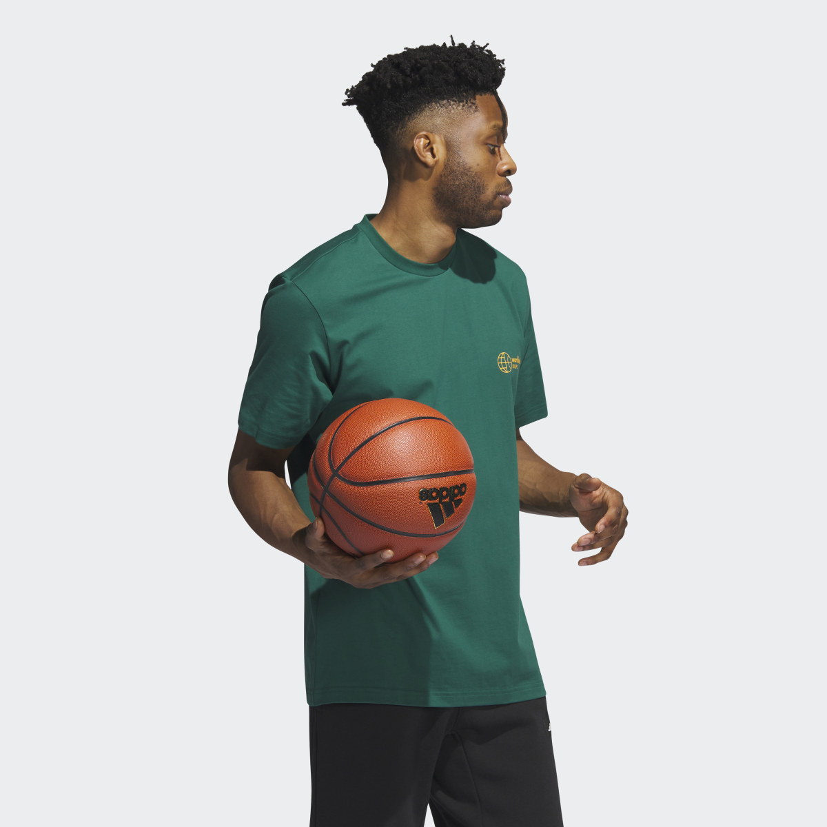 Adidas Playera Estampada Worldwide Hoops. 4