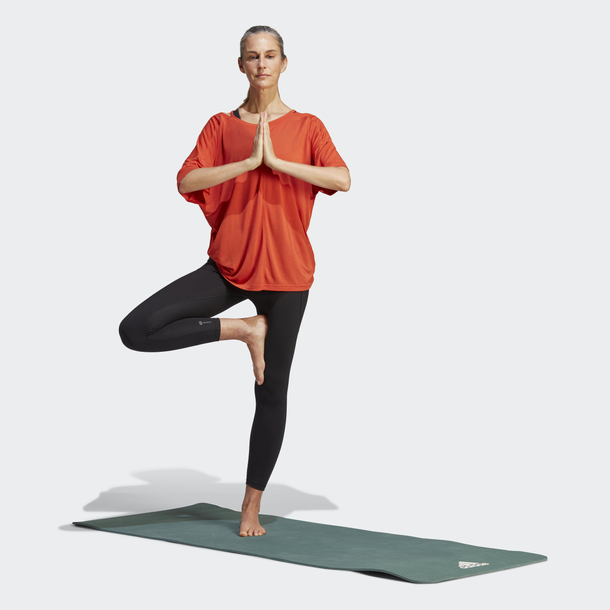 Adidas Yoga Studio Oversized Tişört. 4