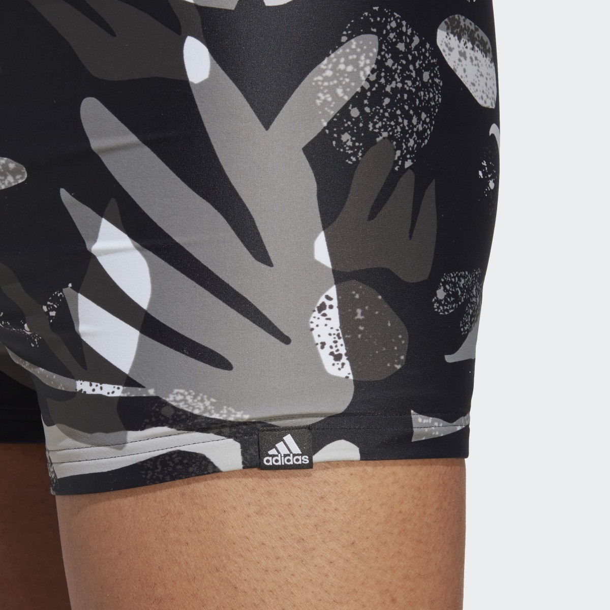 Adidas Floral Graphic Boxer-Badehose. 5