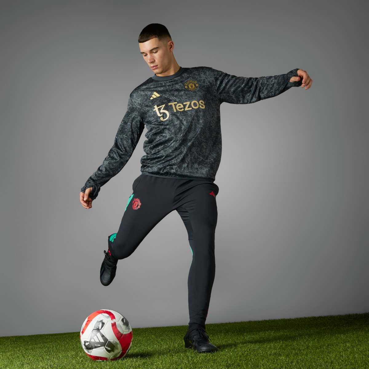 Adidas Haut d'échauffement Manchester United Stone Roses. 5