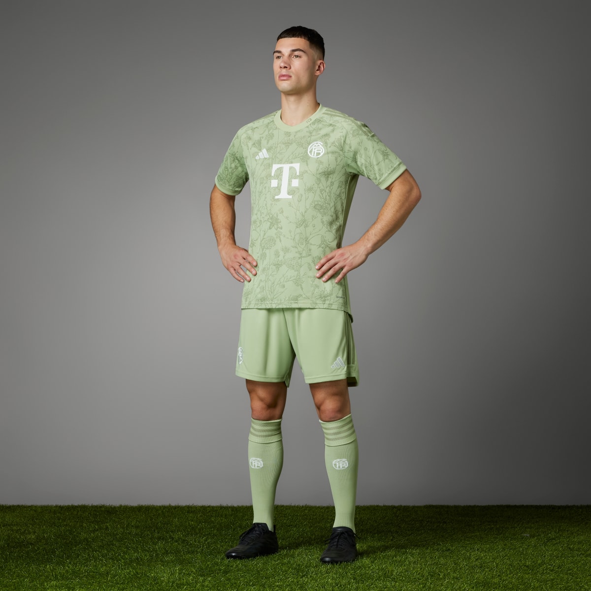 Adidas FC BAYERN 2023/2024 WIESN SHORTS. 10