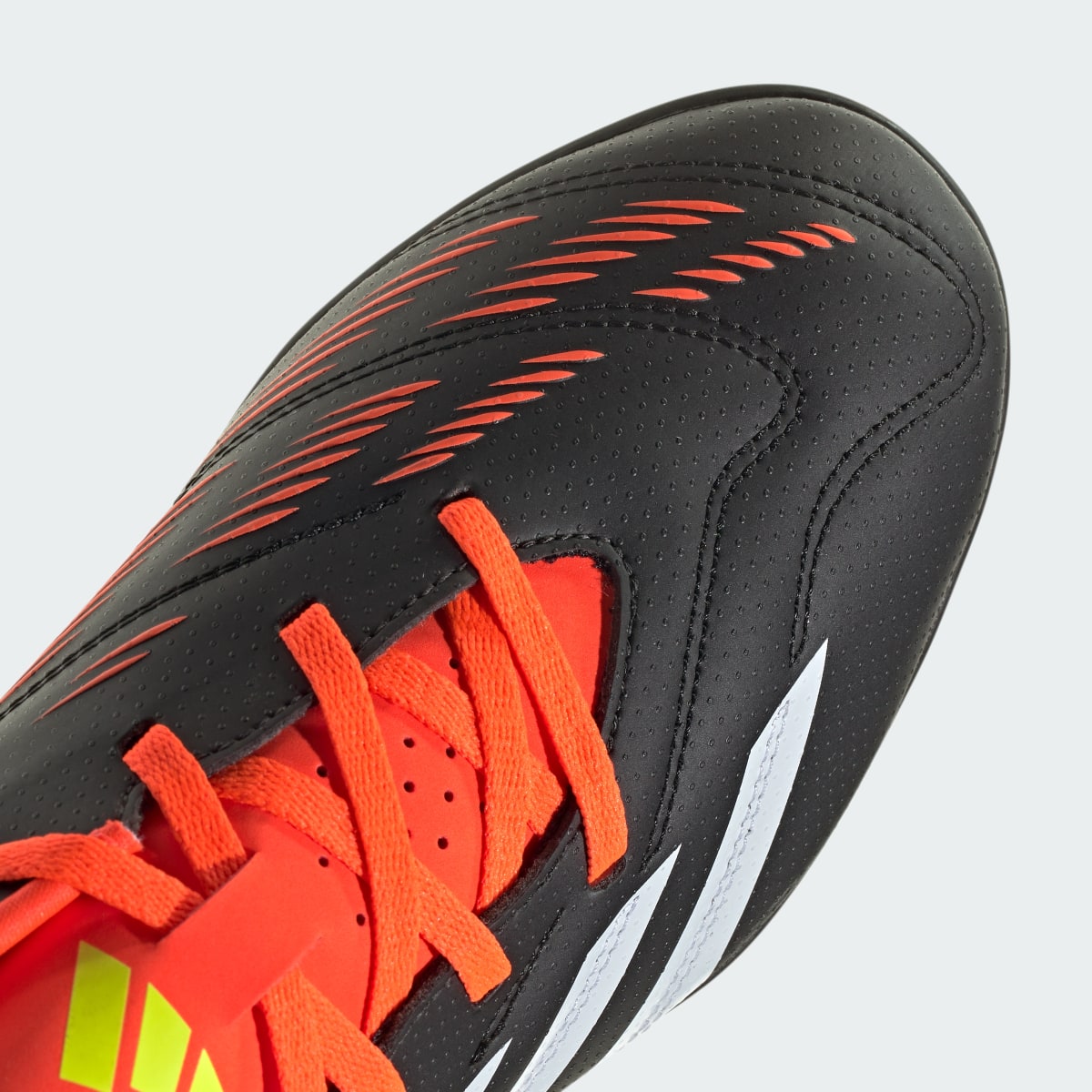 Adidas Botas de Futebol Predator Club — Piso sintético. 9