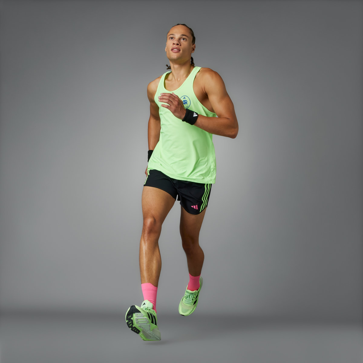 Adidas Own the Run 3-Streifen Shorts. 6