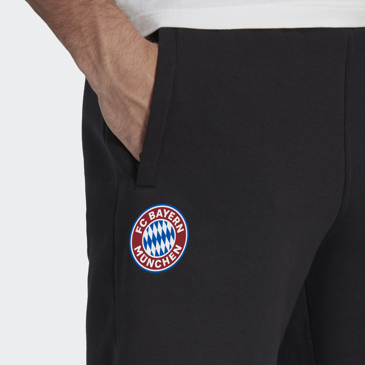 Adidas Short Trèfle FC Bayern Essentials. 5