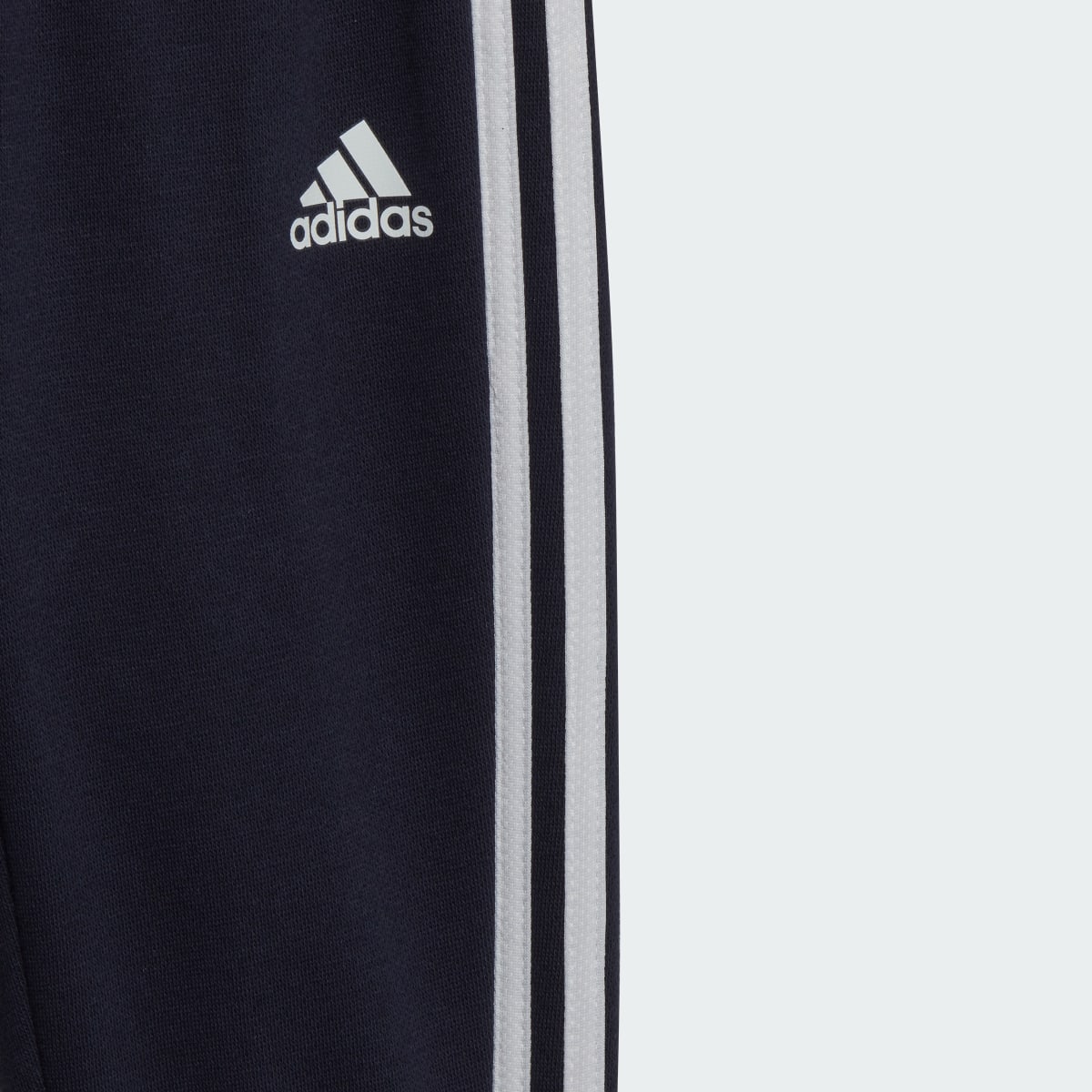 Adidas Conjunto con capucha Essentials. 9