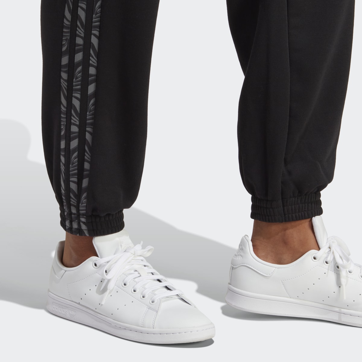 Adidas Pantalon de survêtement avec imprimé animal abstrait. 6