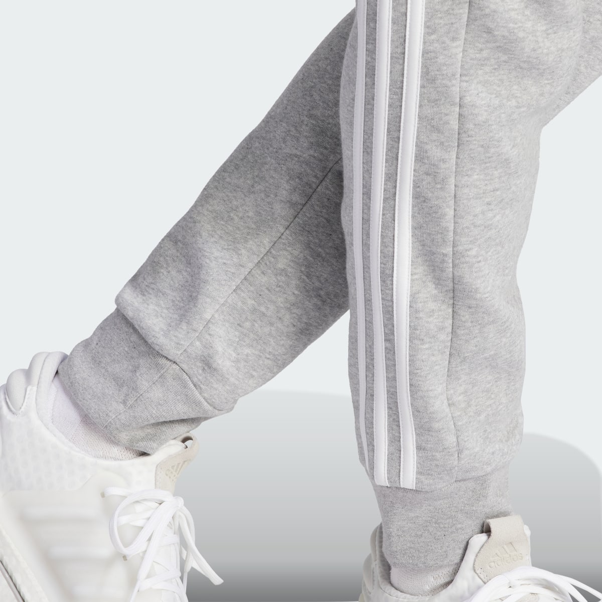 Adidas Pantaloni Essentials Fleece 3-Stripes Tapered Cuff. 6
