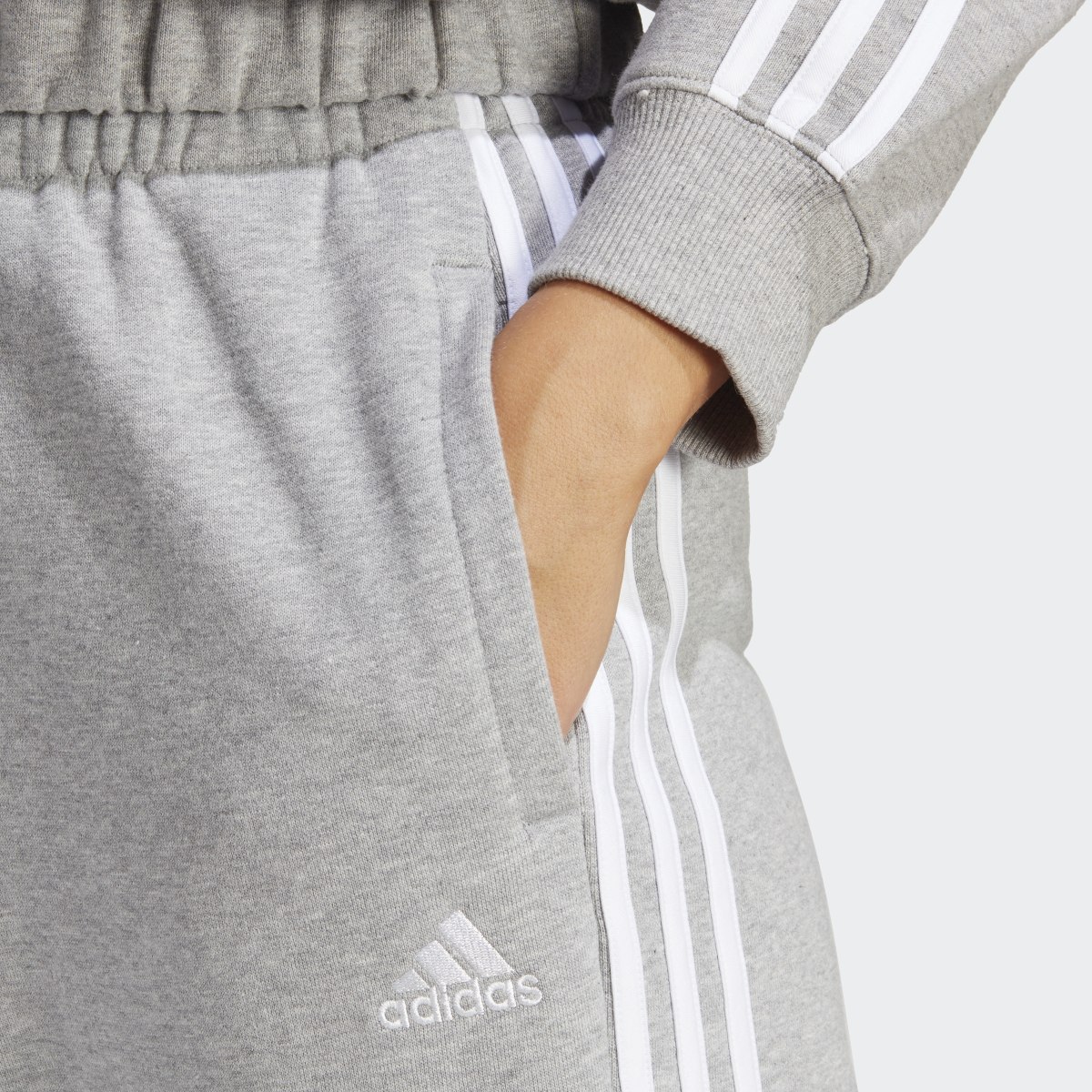 Adidas Pants Essentials 3 Franjas Tela French Terry Ajuste Holgado. 5