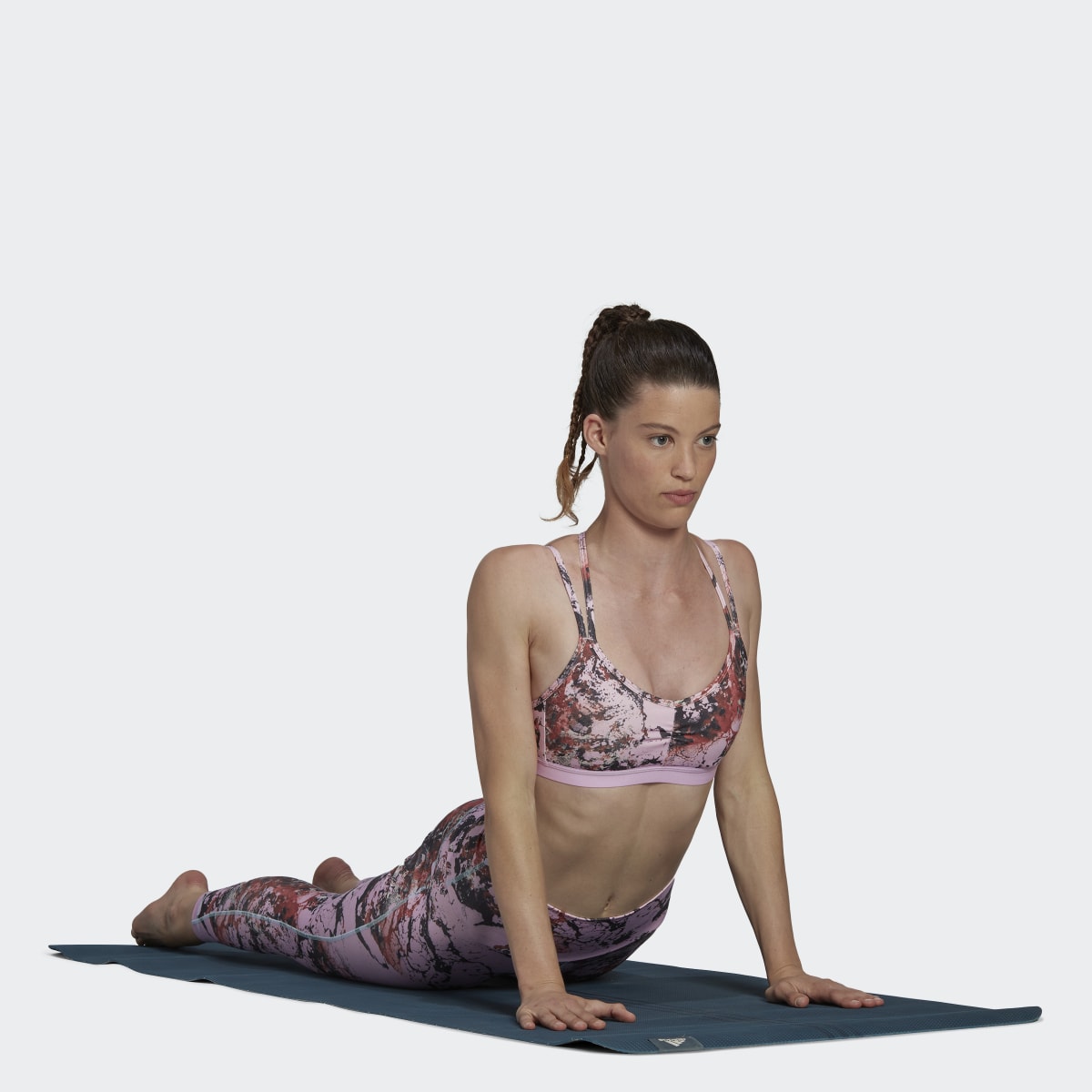 Adidas Brassière imprimé intégral Yoga Essentials Studio Maintien léger. 4