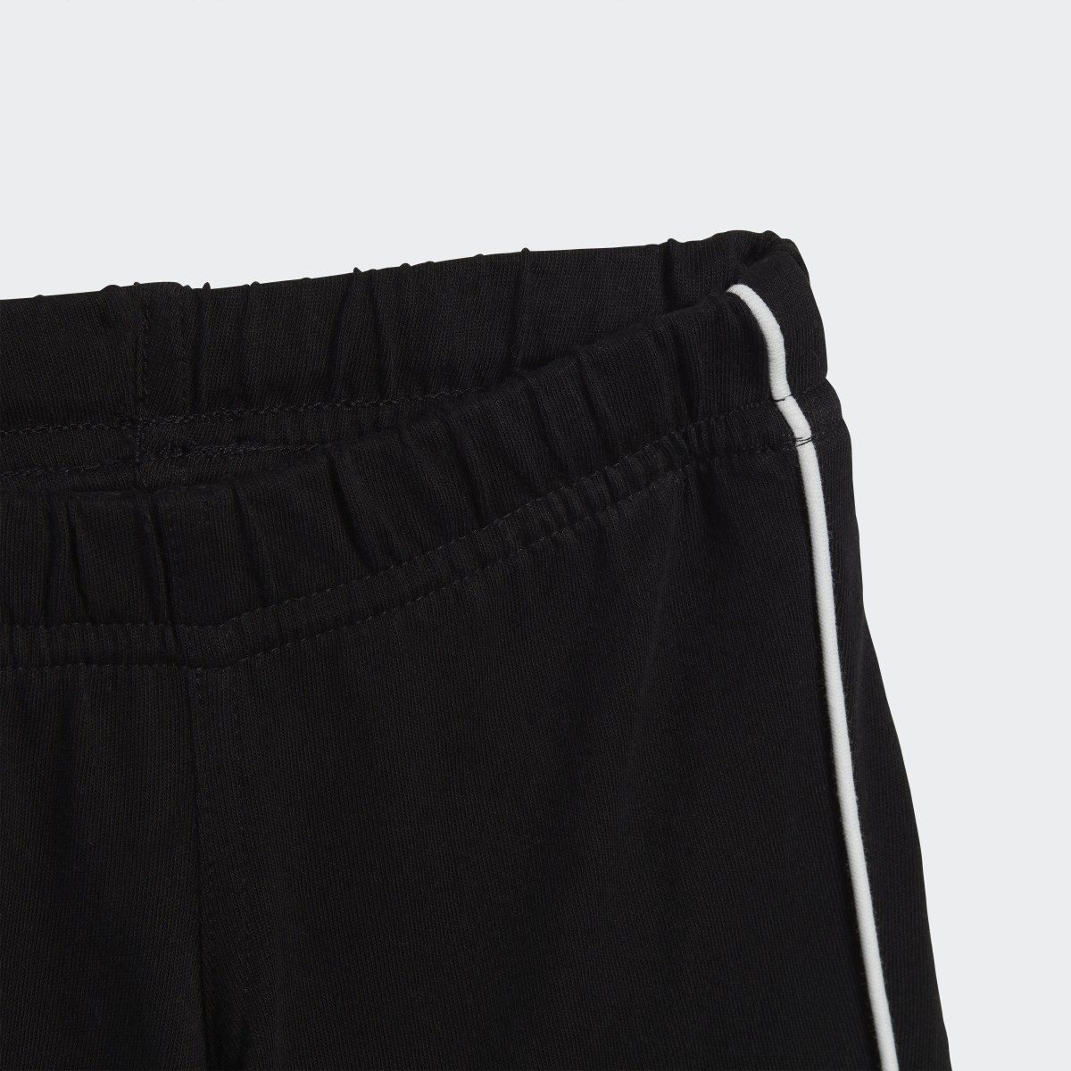 Adidas adicolor Shorts und T-Shirt Set. 9