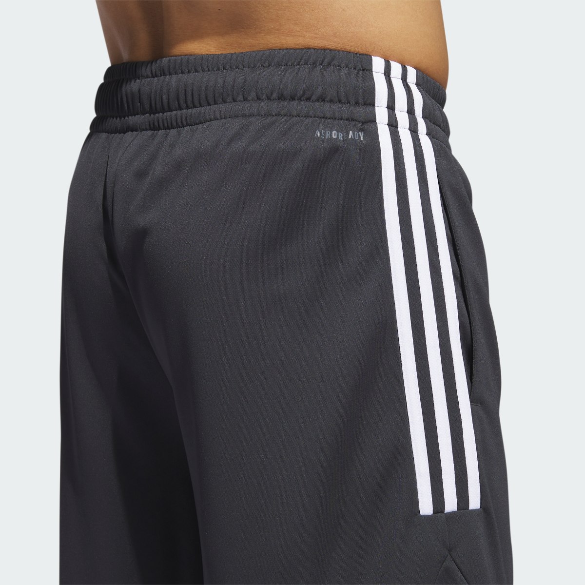 Adidas Shorts de Básquet Legends 3 Franjas. 6