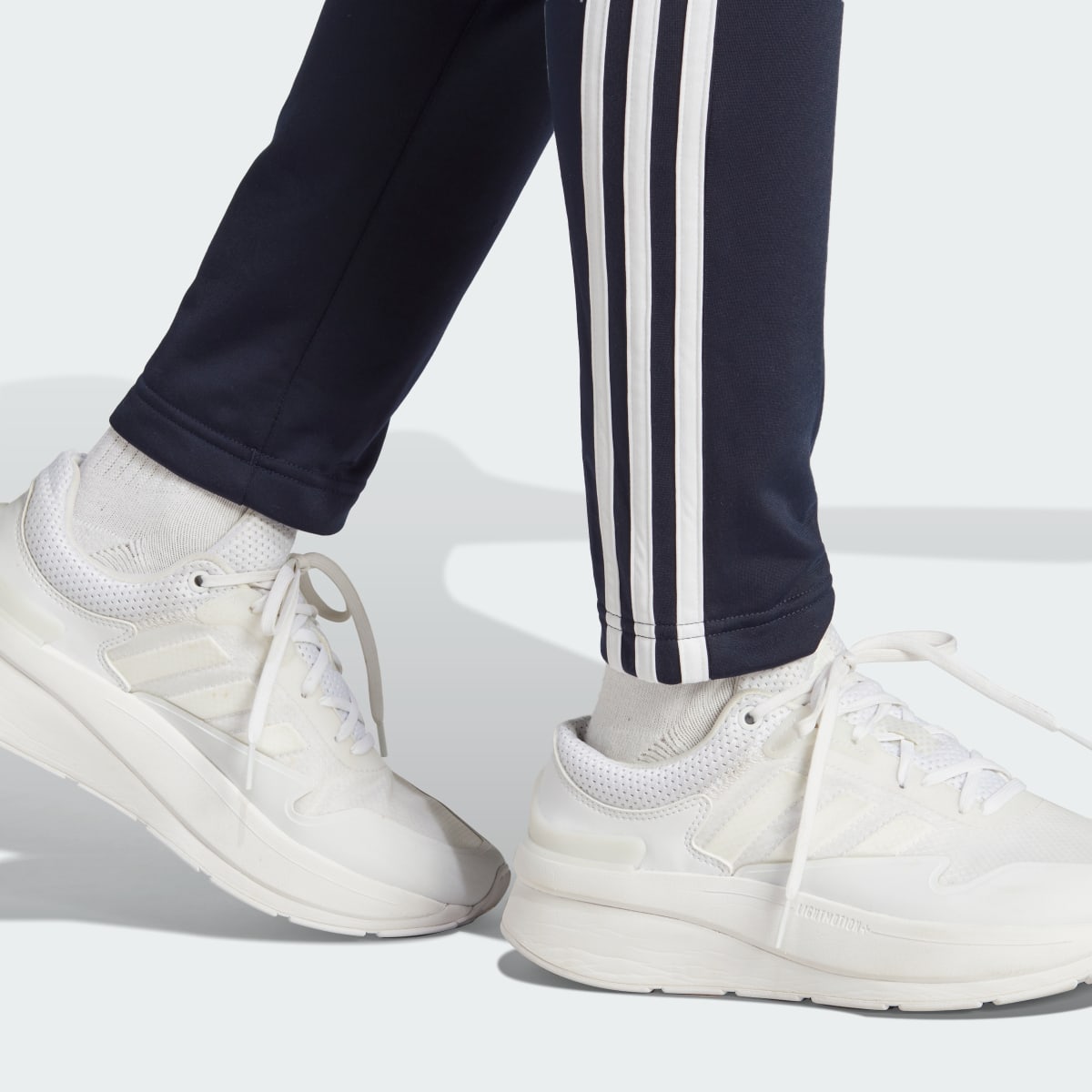 Adidas Survêtement Essentials 3 bandes. 9