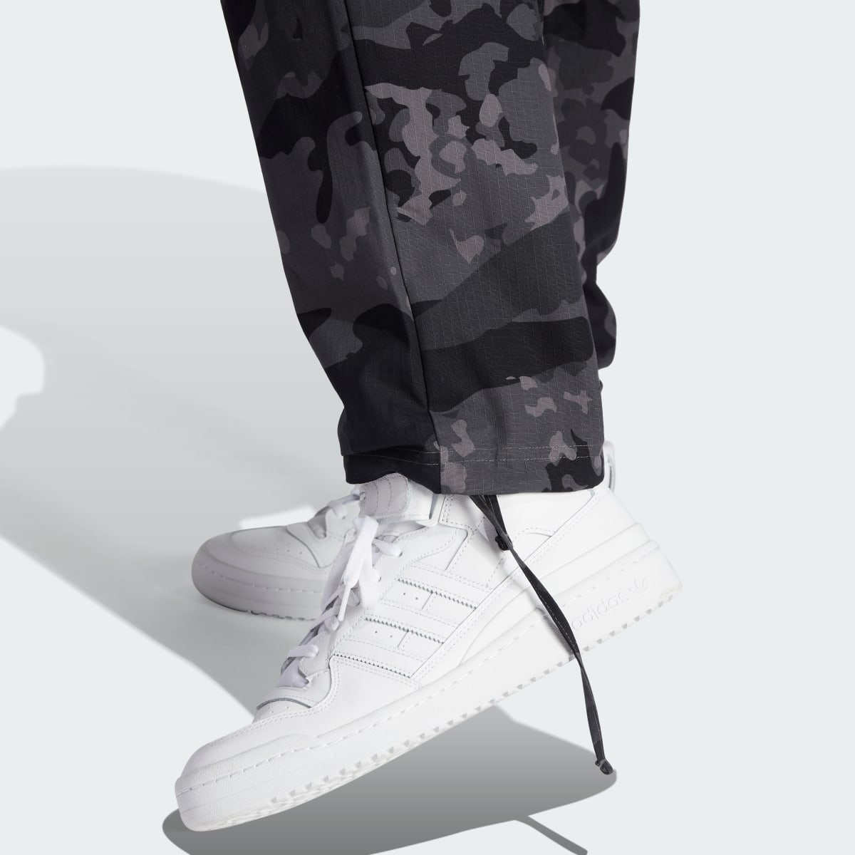 Adidas Pantalon cargo graphique imprimé camouflage. 6