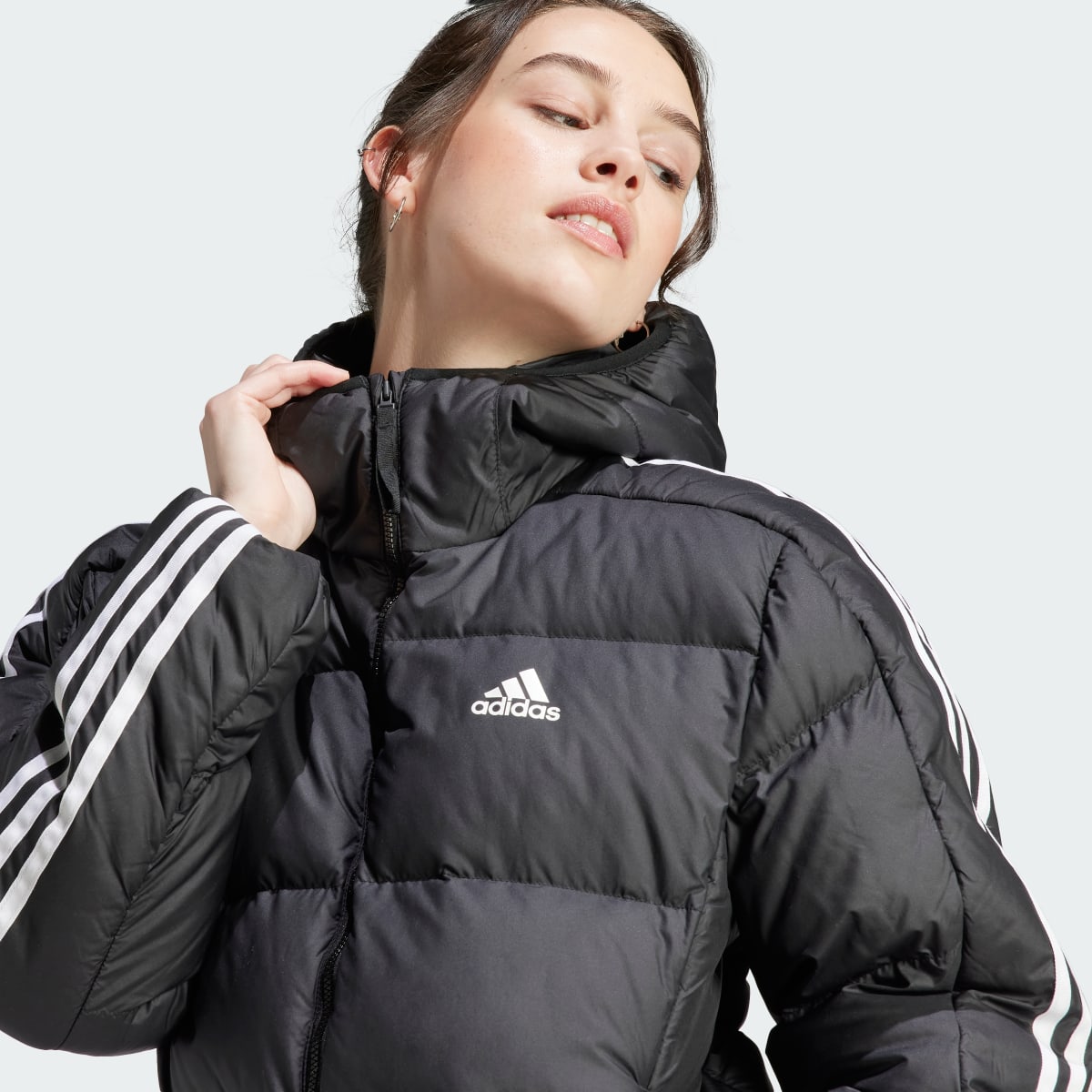 Adidas Chaqueta con capucha Essentials Mid Down 3 bandas. 6