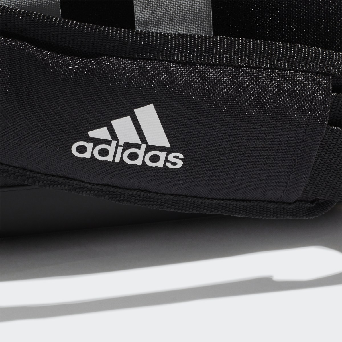 Adidas Bolsa de deporte pequeña Essentials 3 bandas. 7