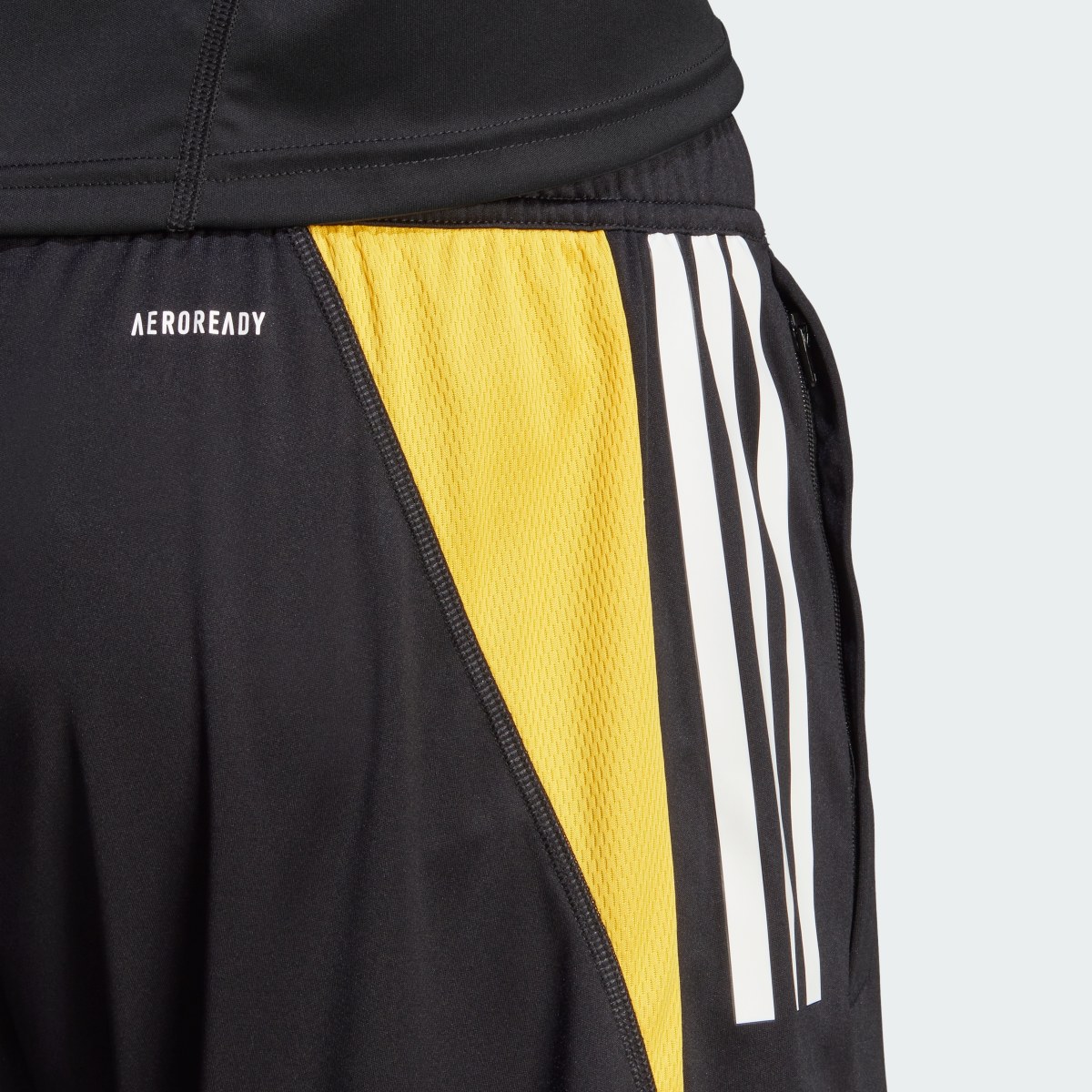 Adidas Juventus Tiro 23 Training Şortu. 6